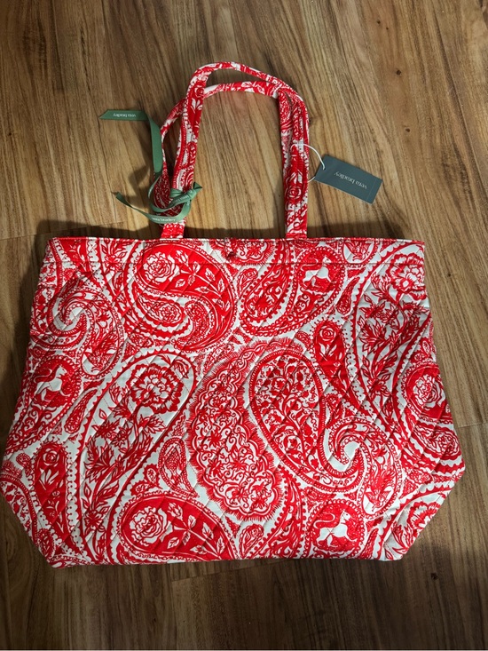 Vera Bradley Handbags - Vera Bradley Red and White Paisley Key Quilted Tote